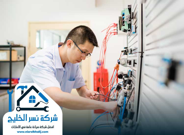كهربائي في العين